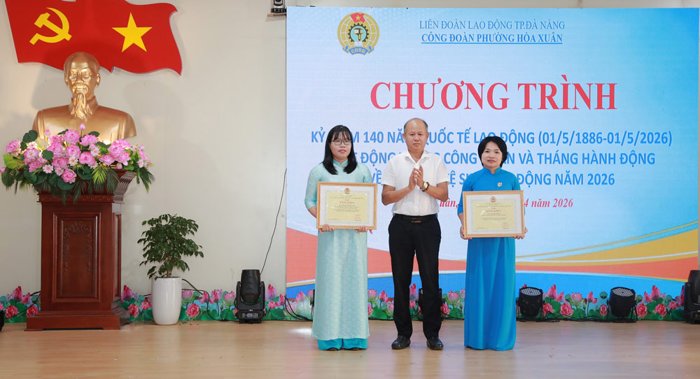 Mr. Le Van Dai - Standing Vice Chairman of the Da Nang City Labor Federation, authorized by the Chairman of the Vietnam General Confederation of Labor, awarded certificates of merit to 2 individuals belonging to Hoa Xuan Ward Trade Union. Photo: Hoa Xuan Trade Union