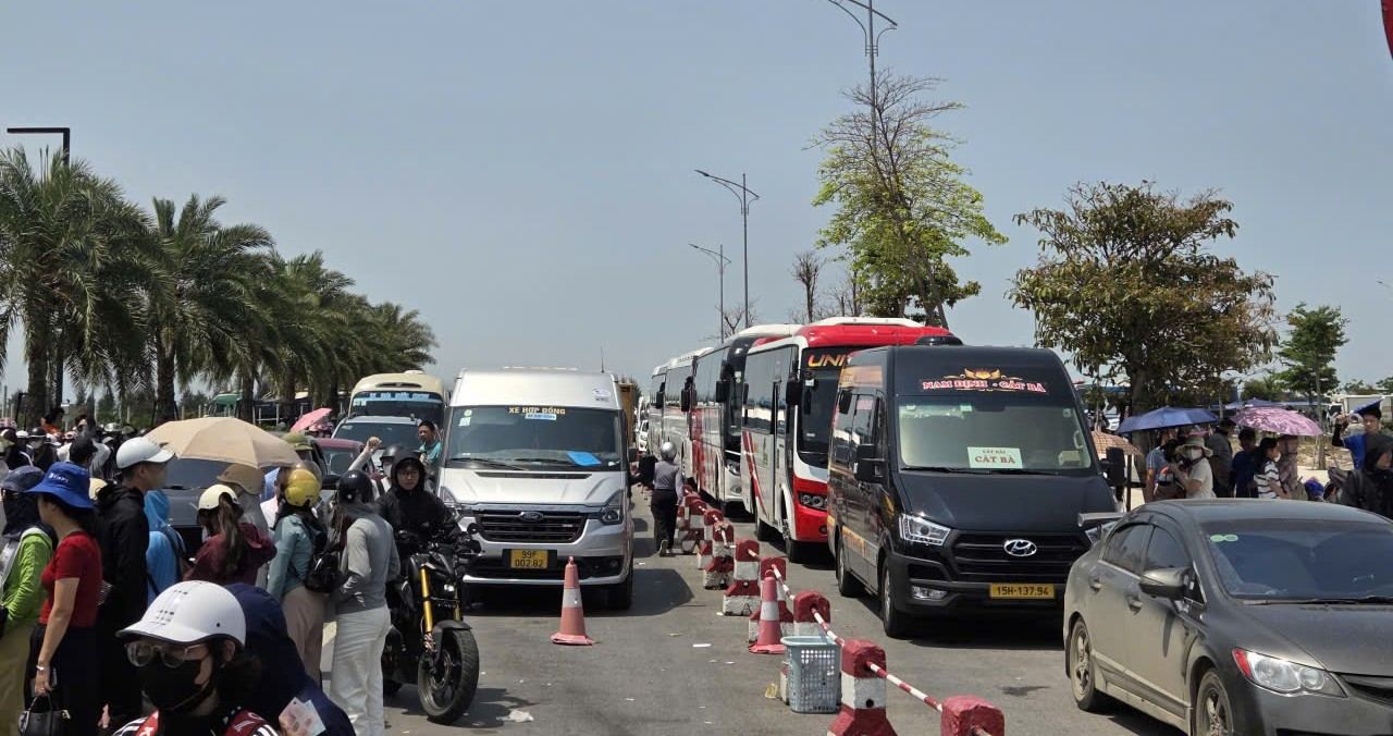 El ferry de Dong Bai está abarrotado en la mañana del 30 de abril. Foto: Hoang Khoi