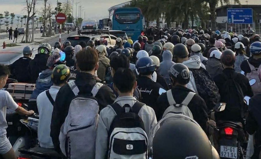 Khu vực bán vé cũng quá tải từ sáng. Ảnh: Page Hải Phòng