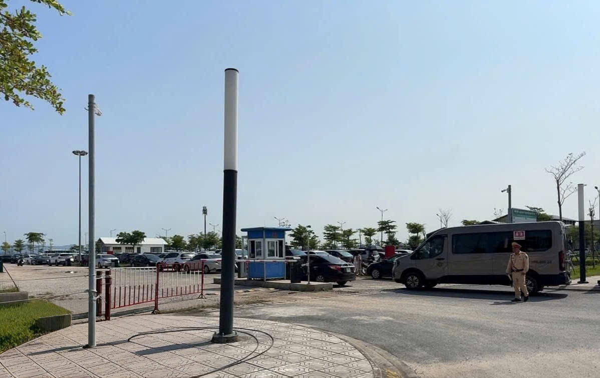 Lực lượng chức năng phân luồng giao thông tại khu vực bến phà. Ảnh: Đội CSGT số 4