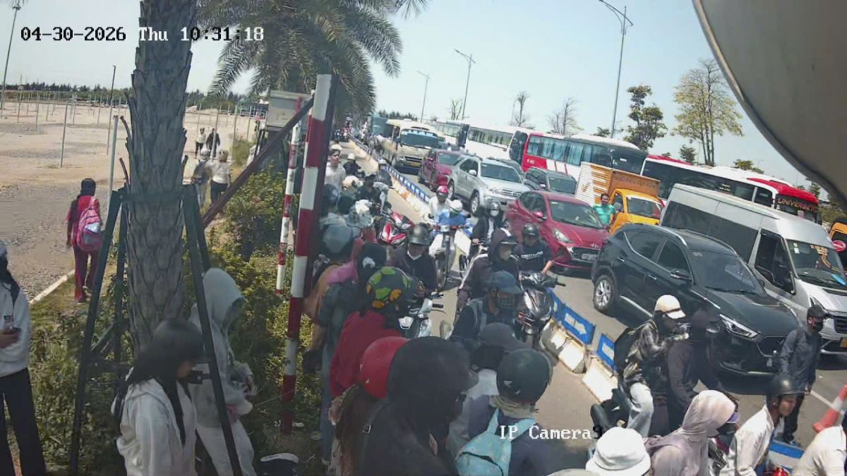 Khu vực quầy bán vé đông đúc, ghi nhận lúc 10h30 ngày 30.4. Ảnh: Ban Quản lý bến phà