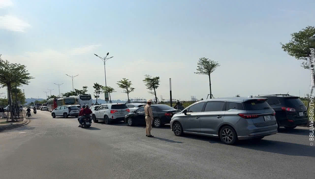 Dòng xe nối dài chờ lên phà. Ảnh: Đội CSGT số 4