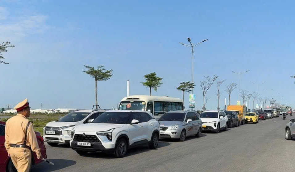 Dòng xe chờ phà ra Cát Bà dài hàng cây số. Ảnh: Đội CSGT số 4