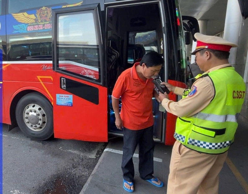 La police de la circulation de Da Nang lance une campagne pour assurer la sécurité routière à l'occasion du 30 avril. Photo: Truong An