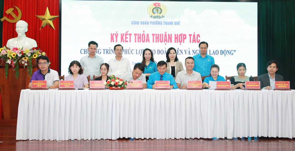 Thanh Khe Ward Trade Union, Da Nang signed a cooperation agreement for the program " Welfare for union members and workers". Photo: Thanh Khe Trade Union