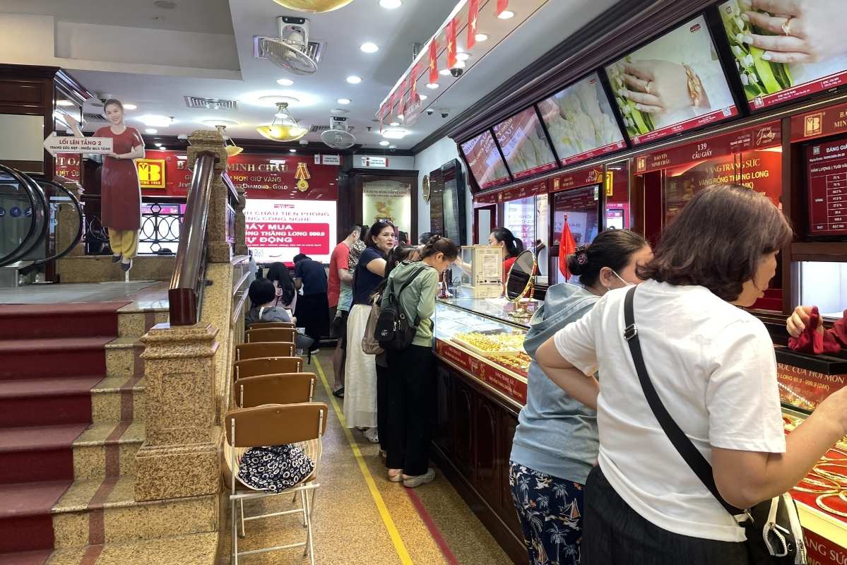 Gold prices maintain a low price range, stores are bustling on the first day of the holiday. Photo: Phuong Anh