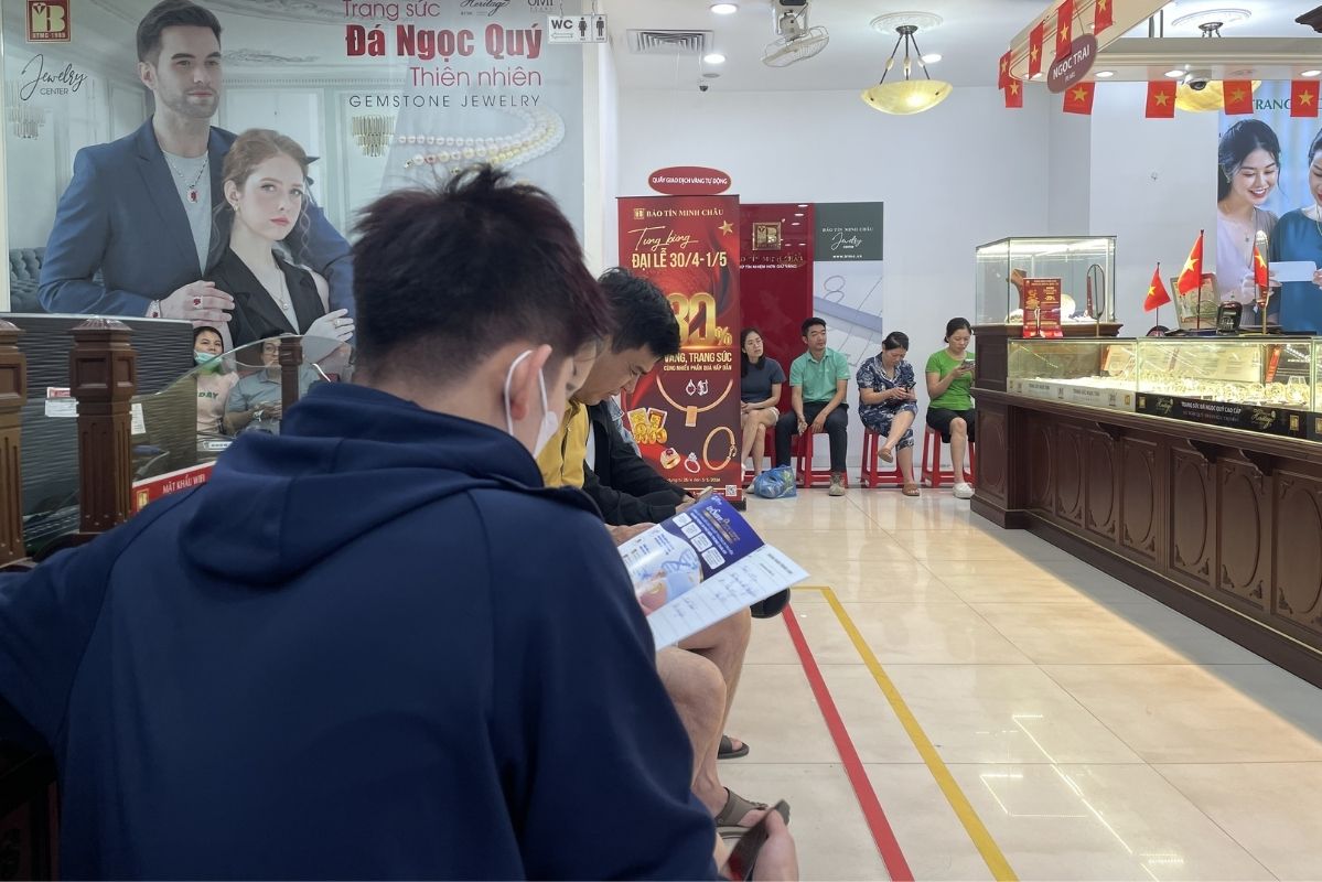 Không khí giao dịch vàng nhẫn tròn trơn tại các cửa hàng kinh doanh vàng trên đường Cầu Giấy. Ảnh: Phương Anh 