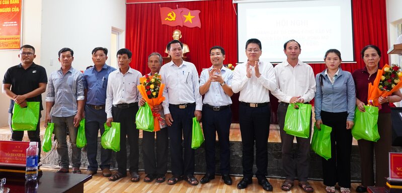 Establishment of a community group to protect aquatic resources, seaweed and community tourism in Dong Son commune, Quang Ngai province. Photo: Bao Hoa