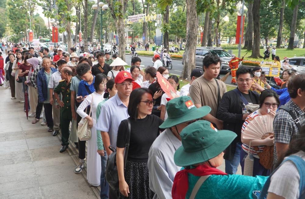 Người dân và du khách xếp hàng trật tự chờ đến lượt vào tham quan di tích. Ảnh: Ngọc Ánh