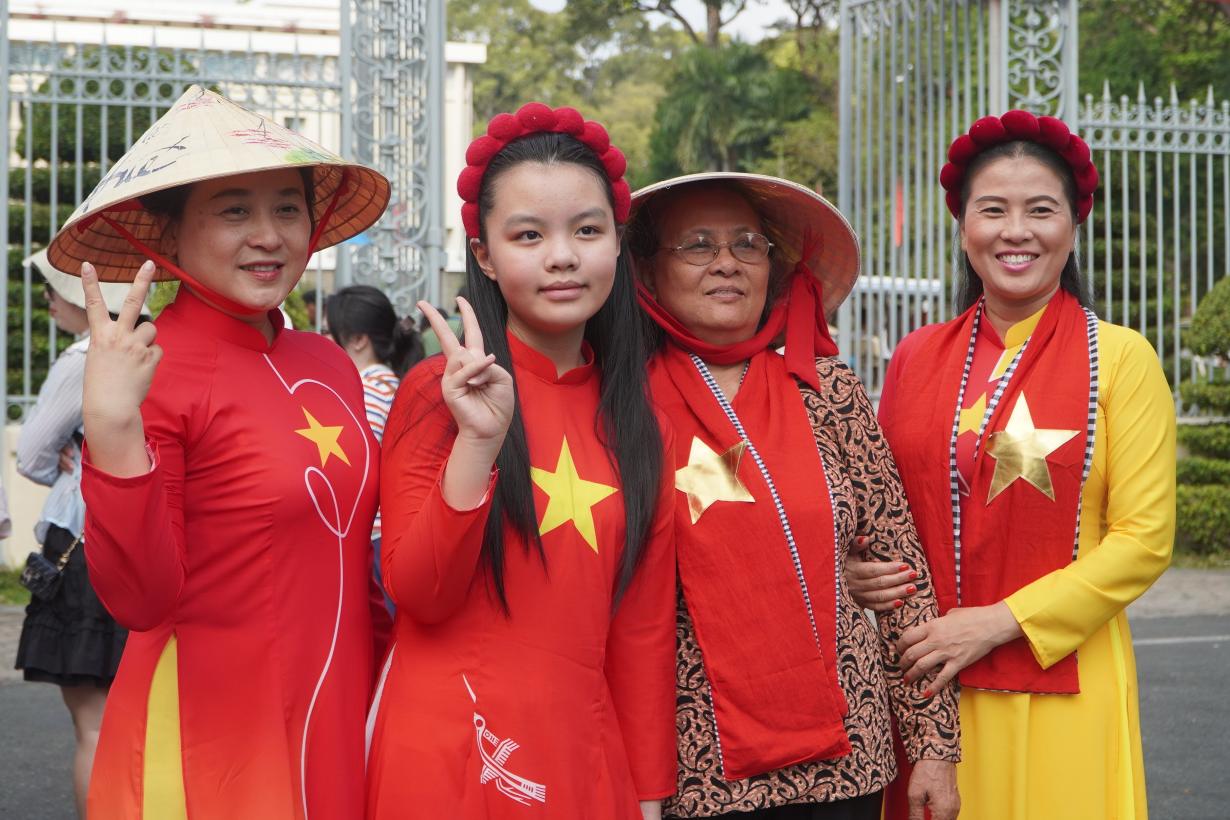 Không khí rực rỡ sắc đỏ tại TPHCM dịp lễ 30.4. Ảnh: Ngọc Ánh