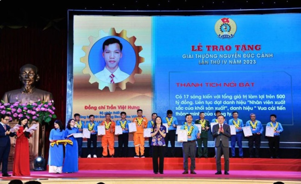 Engineer Tran Viet Hung (SEVT union member) was awarded the "Nguyen Duc Canh Award" for the 4th time in 2023 by the Vietnam General Confederation of Labor with many initiatives that brought billions of VND in profit. Photo: Character provided