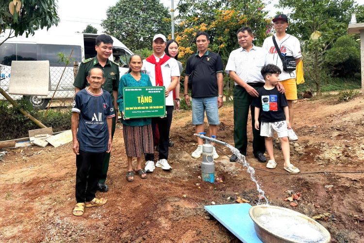 Handing over drilled wells to ethnic minorities in Huong Phung commune. Photo: Huong Phung Border Guard
