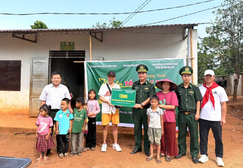 Lãnh đạo Ban Chỉ huy Đồn Biên phòng Hướng Phùng cùng với nhóm thiện nguyện “Vì nụ cười trẻ thơ” trao tặng công trình giêng nước sinh hoạt cho nhân dân trên địa bàn. Ảnh: Biên phòng Hướng Phùng