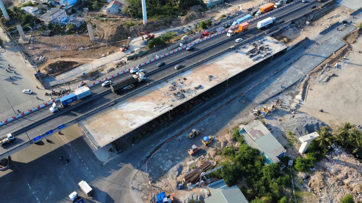 Nhiều hạng mục được triển khai thi công xuyên lễ. Ảnh: Anh Tú