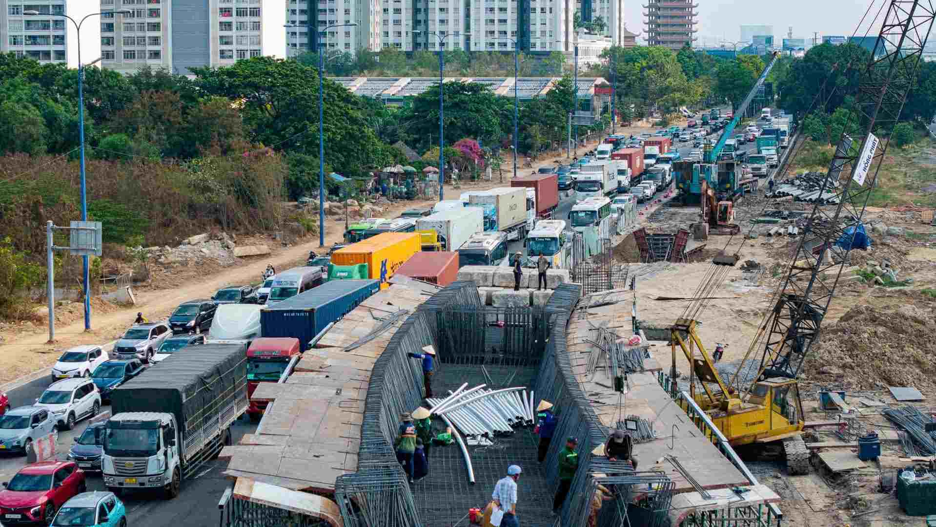 Công nhân đang thi công nhánh cầu N1 ở nút giao An Phú. Ảnh: Anh Tú