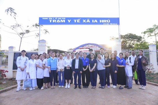 Anh Thắng và đoàn công tác bệnh viện khám sức khỏe cho người dân địa phương. Ảnh: Hương Xuân