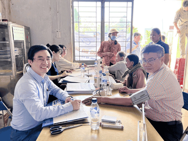 Doctor Thang (left cover) during a health check-up at the facility for people. Photo: Huong Xuan