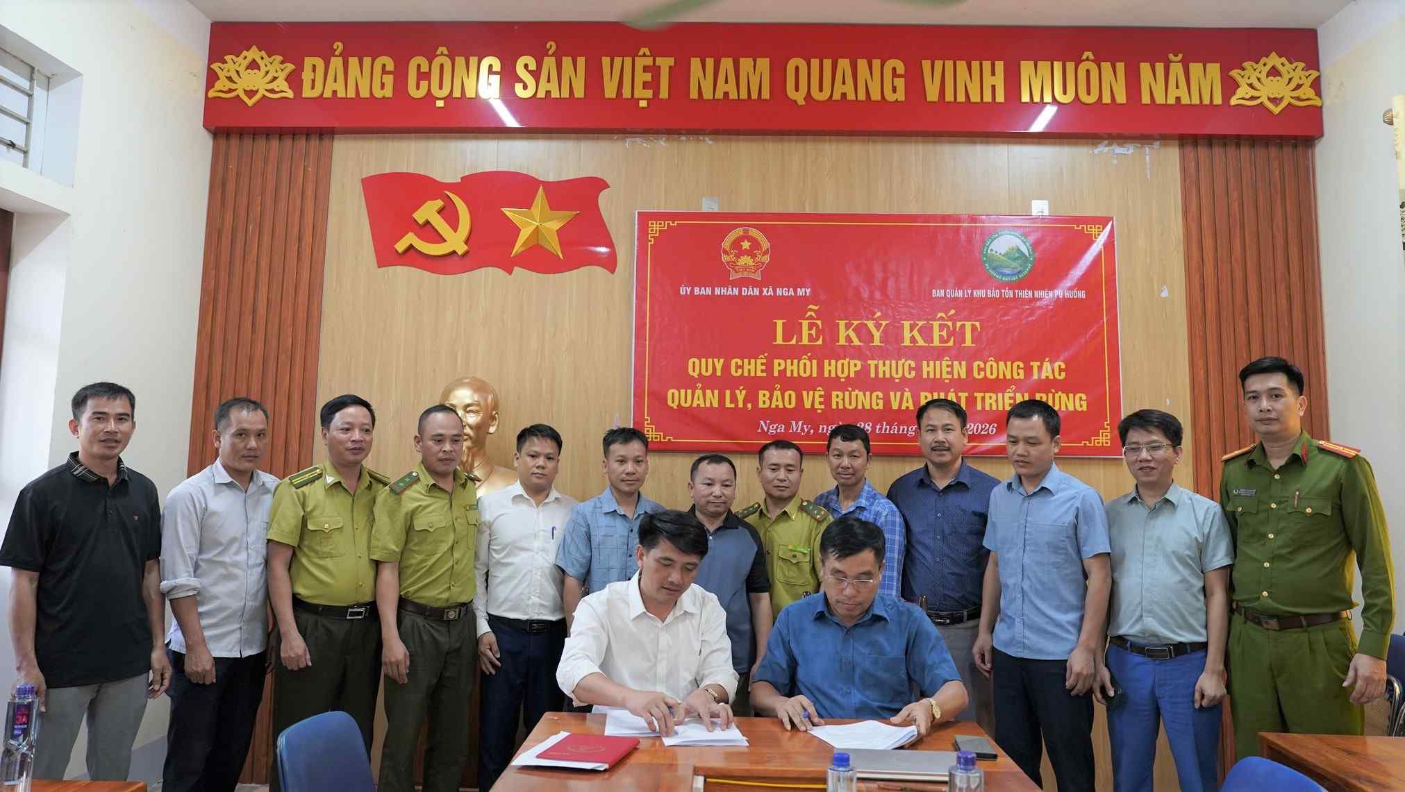 The signing ceremony aims to strengthen coordination in forest management, protection and PCCCR between the Management Board of Pu Huong Nature Reserve and Nga My Commune People's Committee (Nghe An). Photo: Ngoc Anh