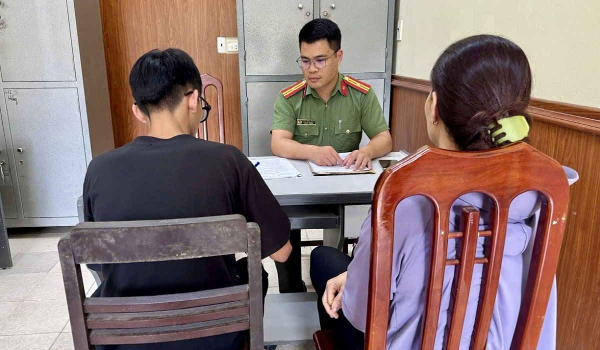 Phòng An ninh chính trị nội bộ Công an tỉnh Ninh Bình xử phạt vi phạm hành chính đối với trường hợp có hành vi đăng tải, chia sẻ video có nội dung bạo lực trên mạng. Ảnh: Công an Ninh Bình