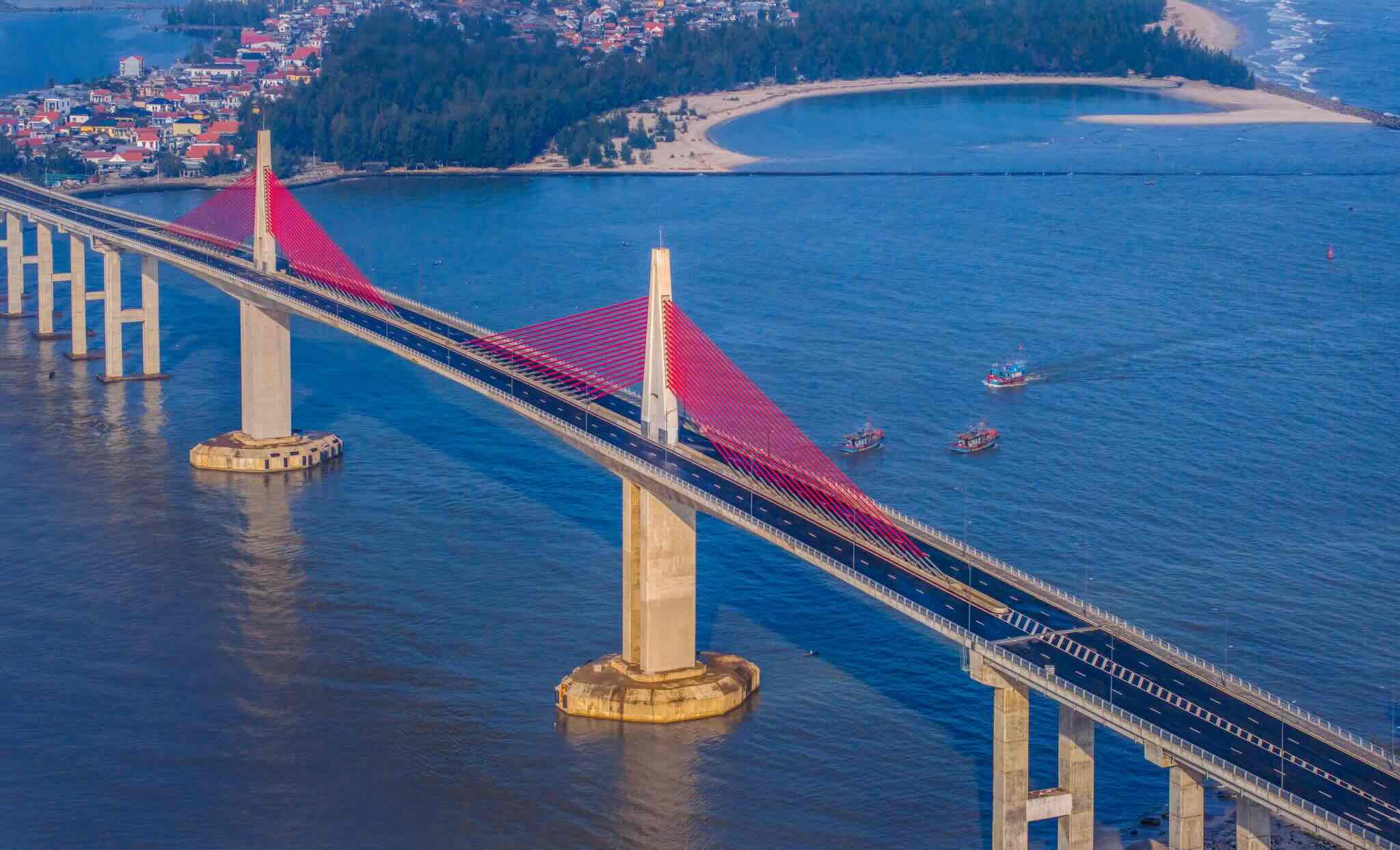 Thuan An estuary overpass technically opened to traffic on April 30. Photo: Nguyen Phong.