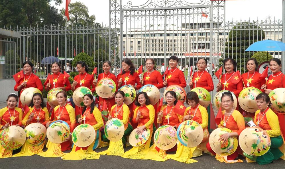 Dù thời tiết nắng nóng, người dân vẫn kiên nhẫn xếp hàng vào tham quan, thể hiện sự quan tâm ngày càng lớn đối với các giá trị văn hóa - lịch sử.
