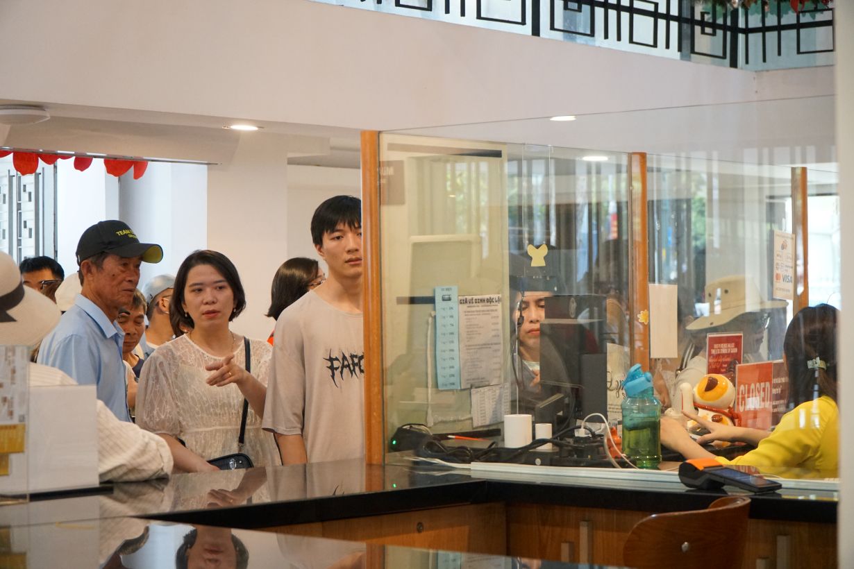 Nhiều gia đình, nhóm bạn trẻ và du khách từ các tỉnh, thành phố có mặt để ghi lại khoảnh khắc trong ngày lễ lớn.