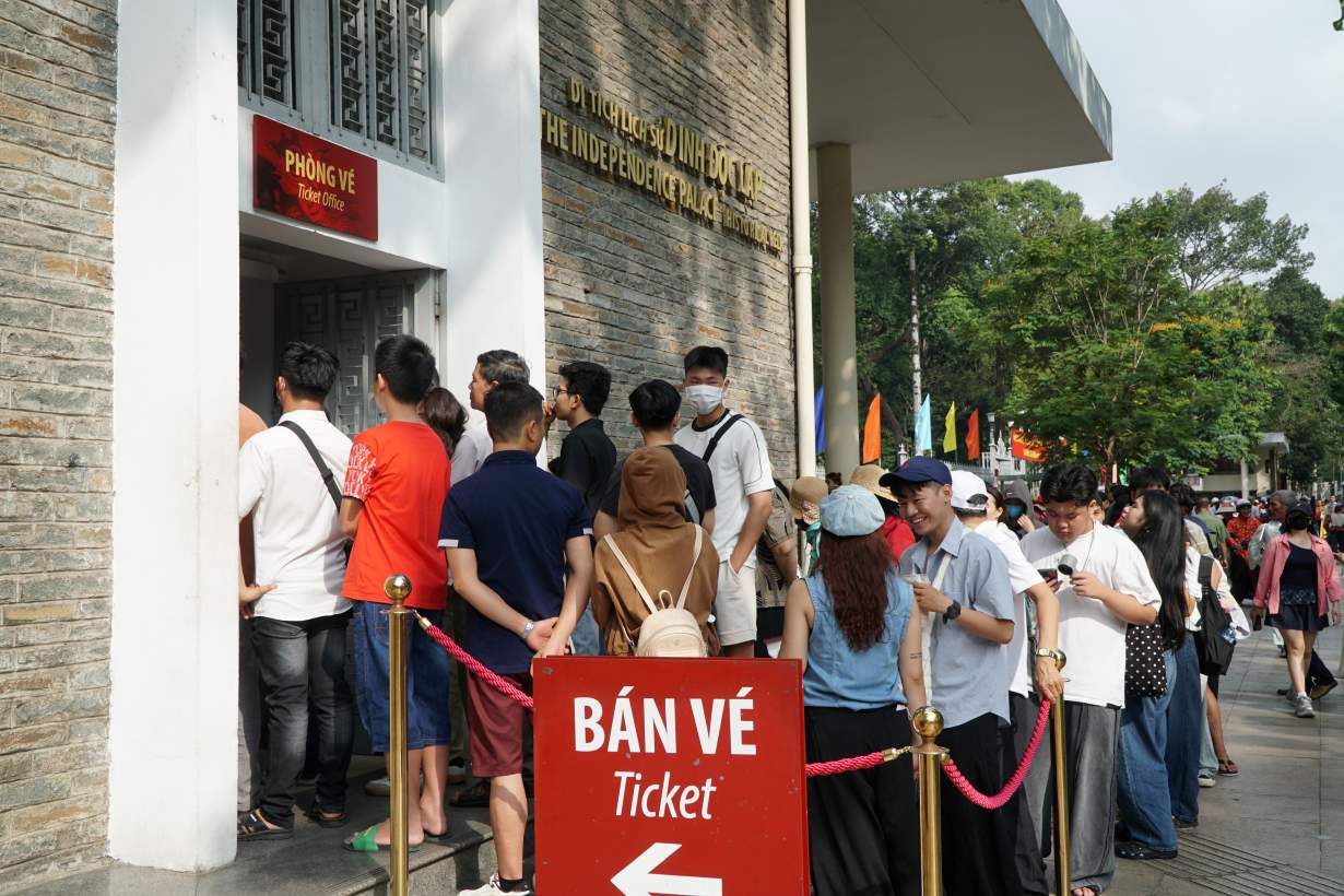 Ngay từ sáng, dòng người đã nối dài tại khu vực phòng vé. 