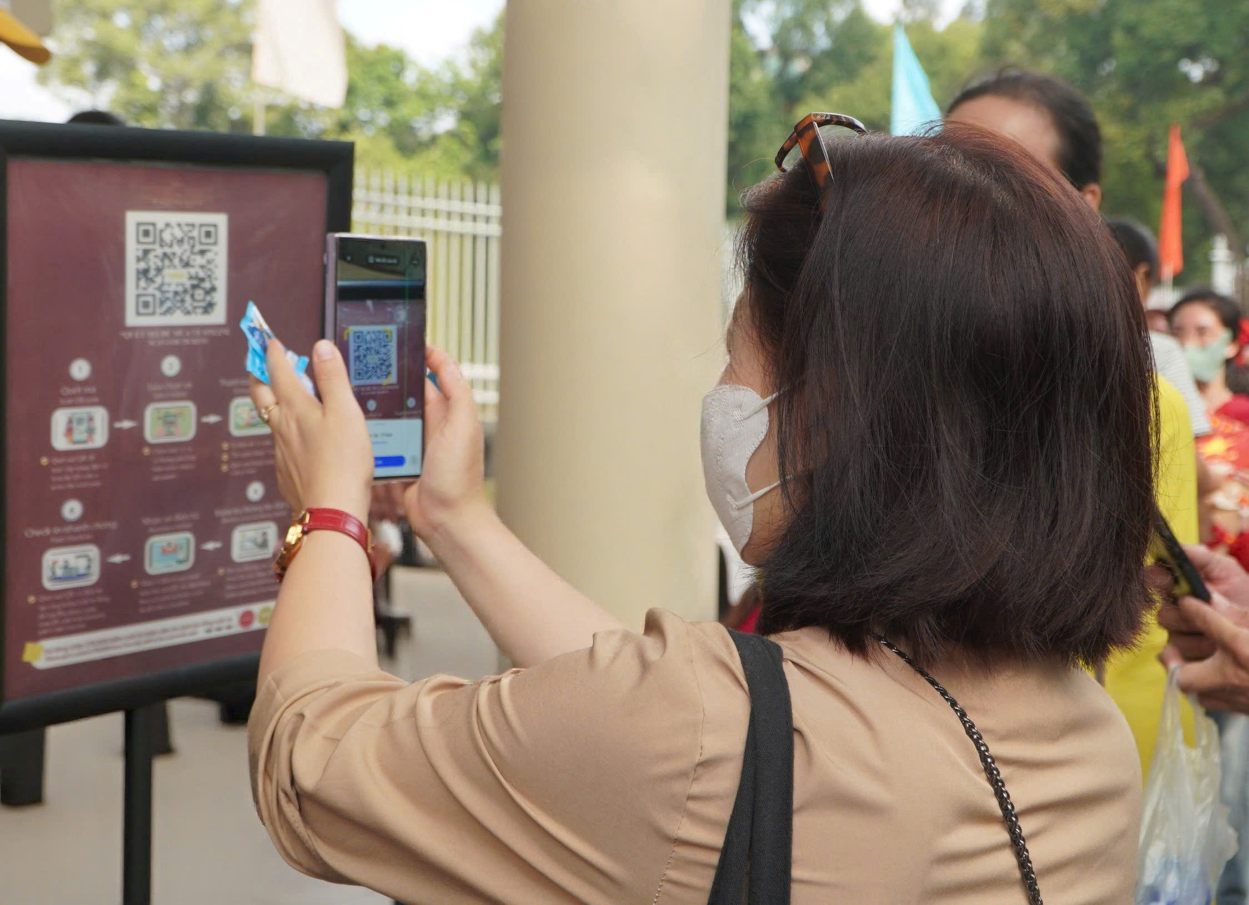 Vì lượng khách đông, đơn vị đã triển khai mã QR để du khách mua vé trực tuyến, giúp giảm tình trạng xếp hàng chờ đợi và tránh quá tải tại khu vực bán vé.