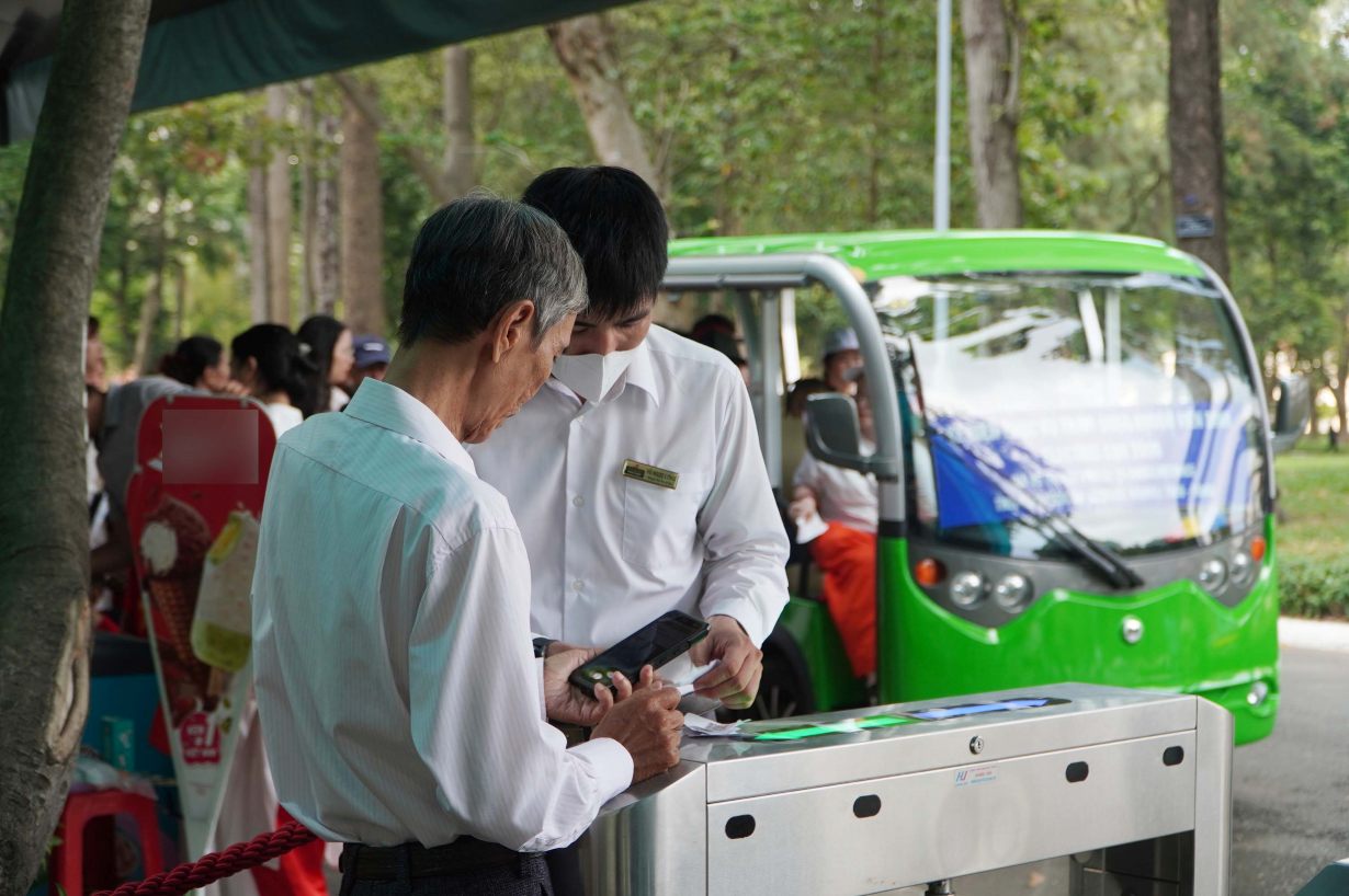 Lực lượng bảo vệ và nhân viên hướng dẫn được tăng cường nhằm đảm bảo an ninh, trật tự và hỗ trợ du khách di chuyển thuận lợi trong khuôn viên.