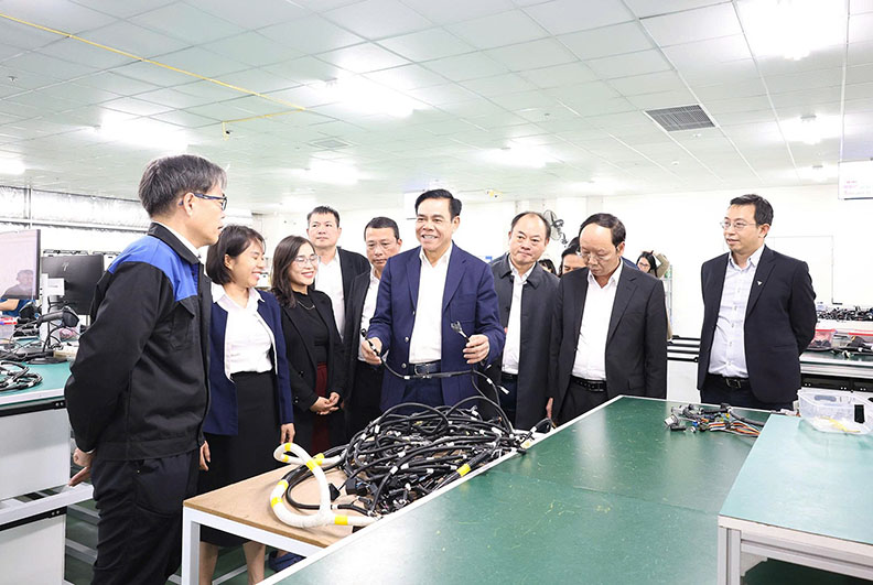 Chairman of Nghe An Provincial People's Committee Vo Trong Hai inspects the production situation at JTEC Nghe An Co., Ltd. Photo: Kim Oanh