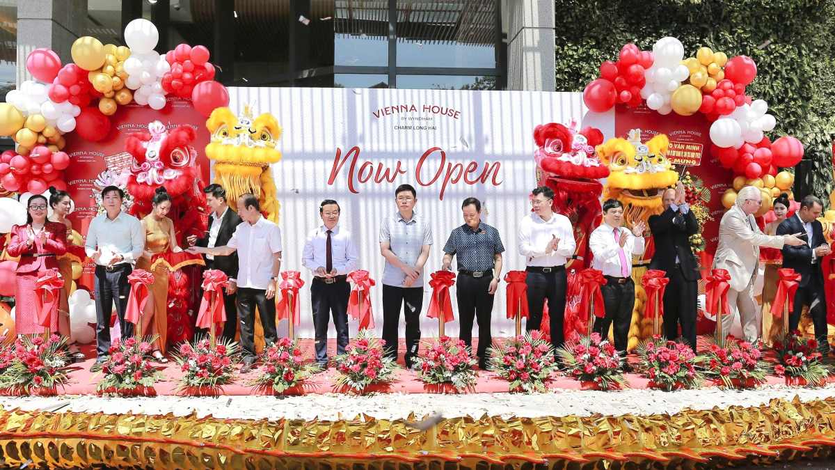 Lãnh đạo TPHCM tham dự, cắt băng khai trương dự án Charm Resort Long Hải vào sáng 30.4. Ảnh: Thành An