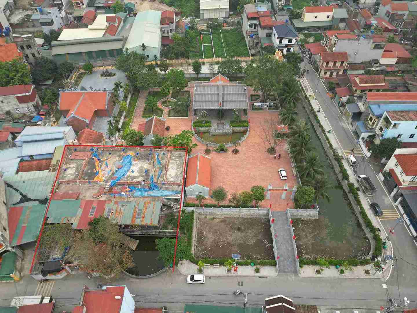 L'emplacement encerclé en rouge est la maison communale de Vân Nội et la pagode Hưng Khánh, qui figurent dans le plan de déplacement vers un nouvel emplacement. Photo: Hải Minh