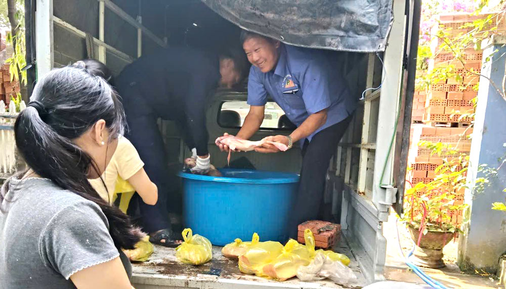 Grassroots trade unions in Da Nang give fish and cash to 266 union members and workers on the occasion of April 30 - May 1. Photo: Nam Phuoc Trade Union