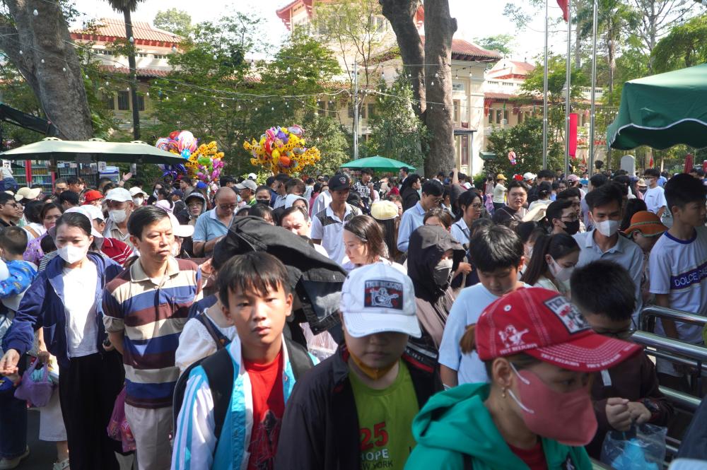 Khu vực mua vé tại Thảo Cầm Viên Sài Gòn luôn trong tình trạng đông đúc. Ảnh: Thanh Chân