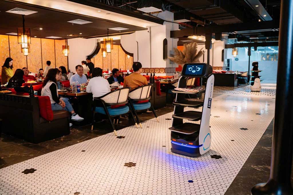 Robot phục vụ hỗ trợ tại nhà hàng.   Ảnh: DIGICORP ROBOTICS