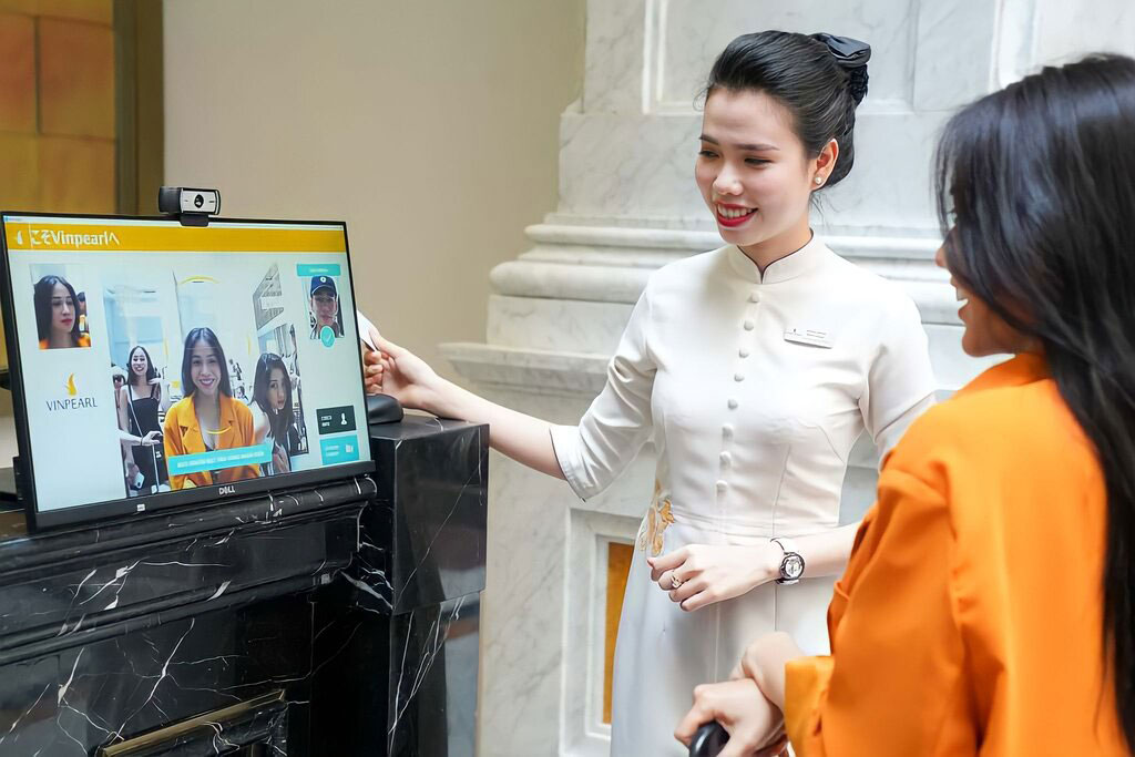 Applying AI technology in hotel operation helps enhance the tourist experience. Photo: VIN BIGDATA