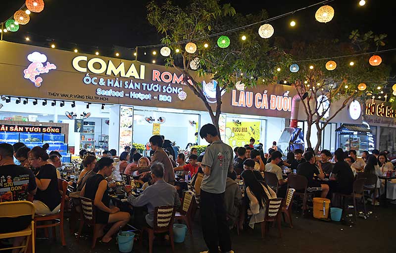 Ở phố ẩm thực, buổi tối đông khách.  