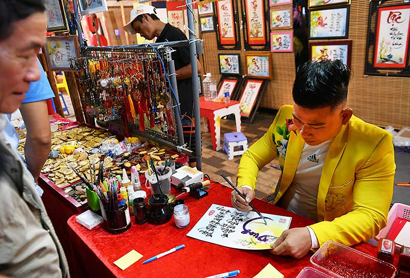 Viết chữ Thư pháp miễn phí cho du khách.  