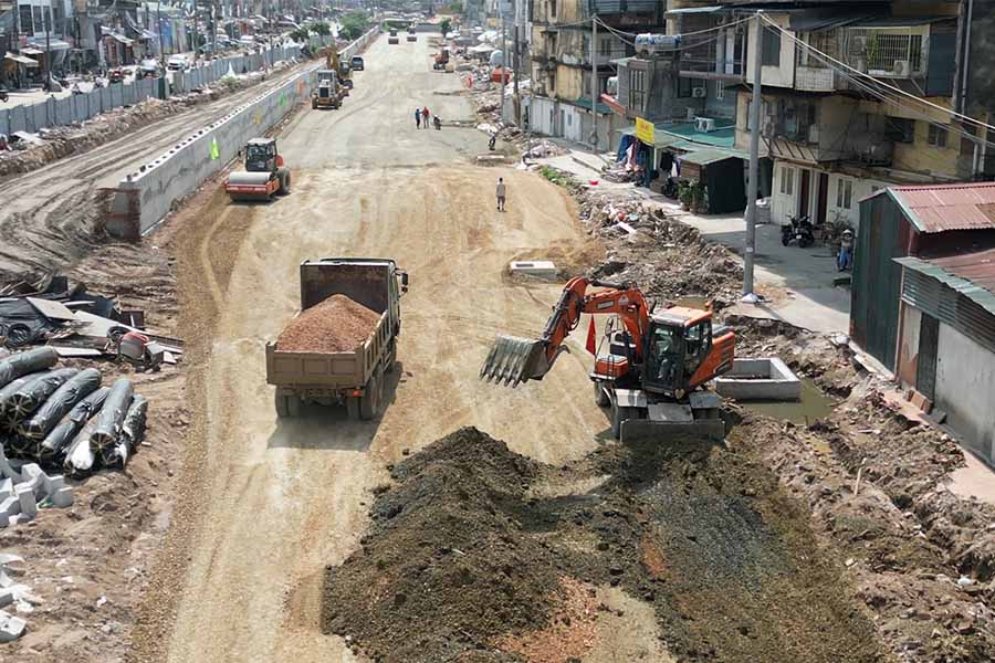 Les ouvriers restent sur le chantier pendant les vacances, maintenant le rythme de progression de la rocade 1