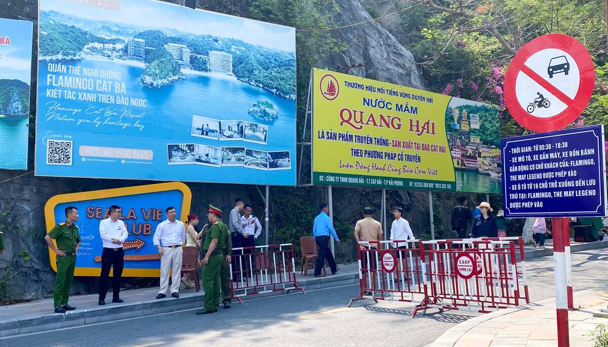 Trưởng Công an Đặc khu trực tiếp chỉ đạo công tác điều tiết, phân làn giao thông tại khu vực bãi tắm Cát Cò 1, 2. Ảnh: Cổng TTĐT Hải Phòng