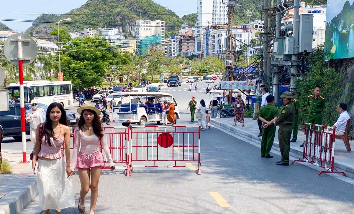 Cat Hai Special Economic Zone Police forces deploy traffic diversion on Cat Tien and Cat Ba streets from early morning on the first day of implementation. Photo: Xuan Thuy