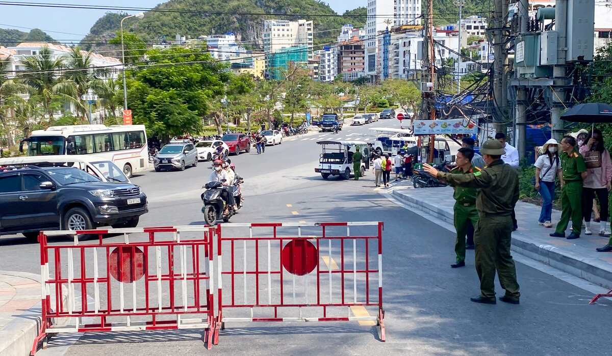 Lực lượng Công an và an ninh cơ sở phối hợp điều tiết giao thông, góp phần bảo đảm tuyến đường Cát Tiên thông suốt trong ngày đầu triển khai. Ảnh: Cổng TTĐT đặc khu Cát Hải