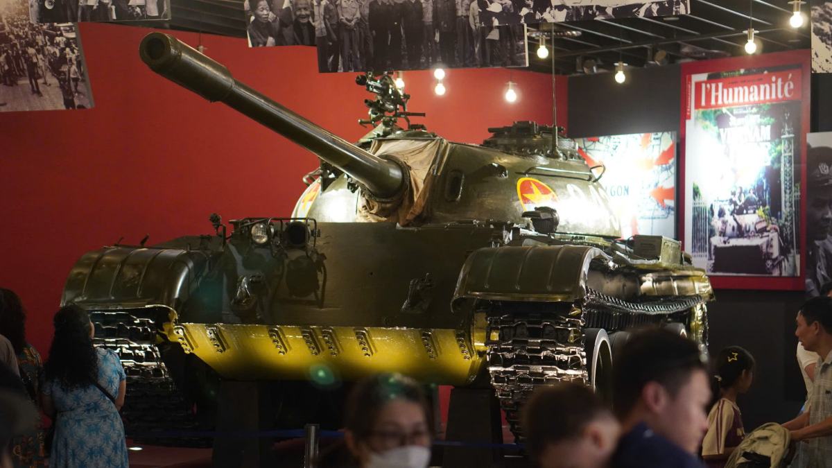 Điểm thu hút đông người nhất là khu vực trưng bày xe tăng T-54B số hiệu 843 - “nhân chứng sống” của Chiến dịch Hồ Chí Minh. Tại đây, nhiều du khách tranh thủ chụp ảnh, check-in cùng hiện vật gắn liền với thời khắc lịch sử trưa 30.4.1975.