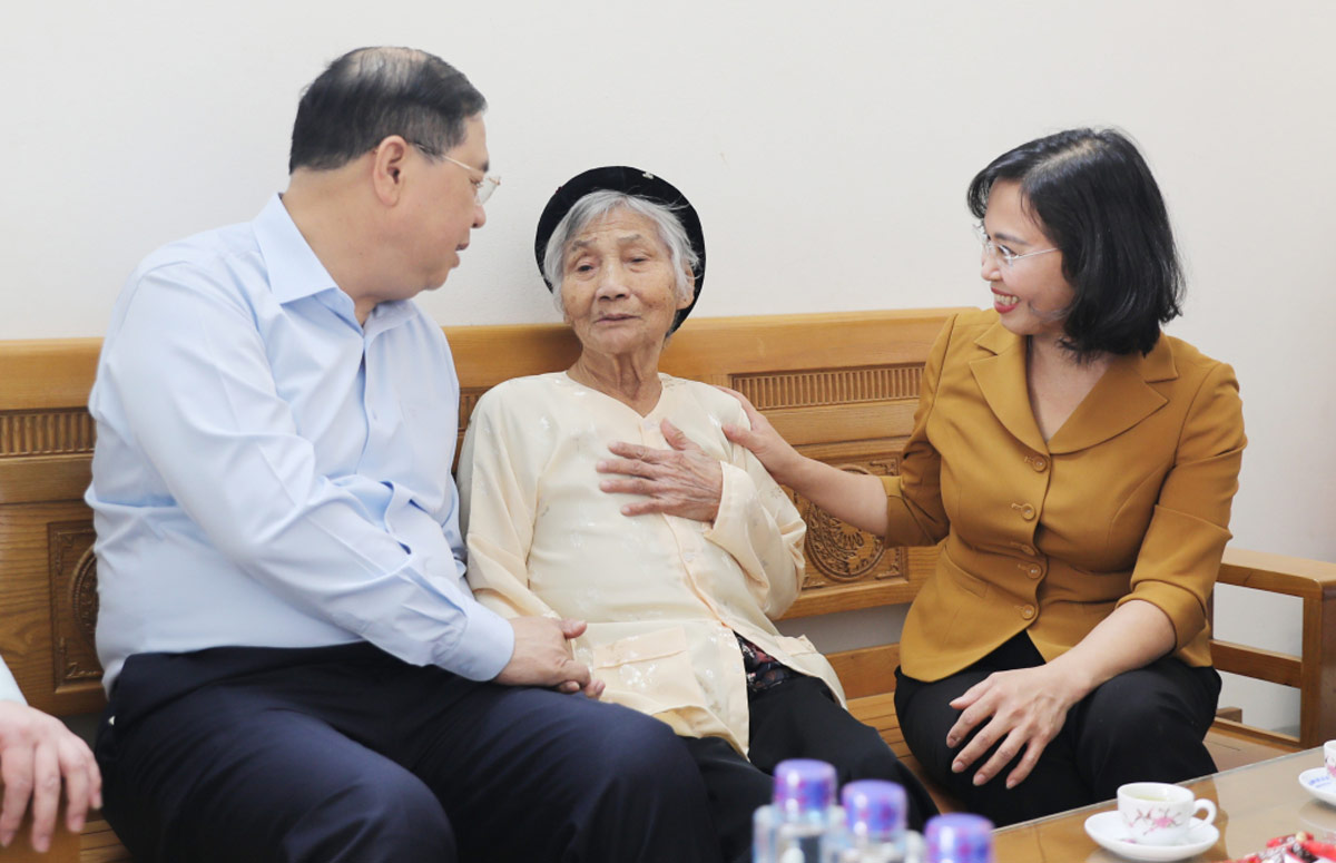Các đồng chí lãnh đạo Trung ương, lãnh đạo tỉnh thăm, động viên Mẹ Việt Nam Anh hùng Nguyễn Thị Thực (tổ 12, khu 7, phường Cao Xanh). Ảnh: Cổng TTĐT Quảng Ninh
