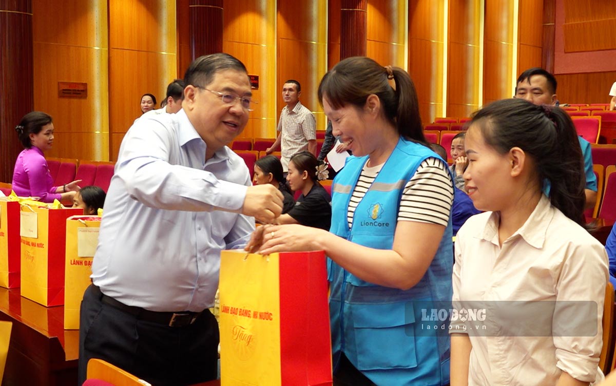 ファム・ザー・トゥック常任副首相がクアンニン省の労働者に贈り物を贈呈。写真:ドアン・フン