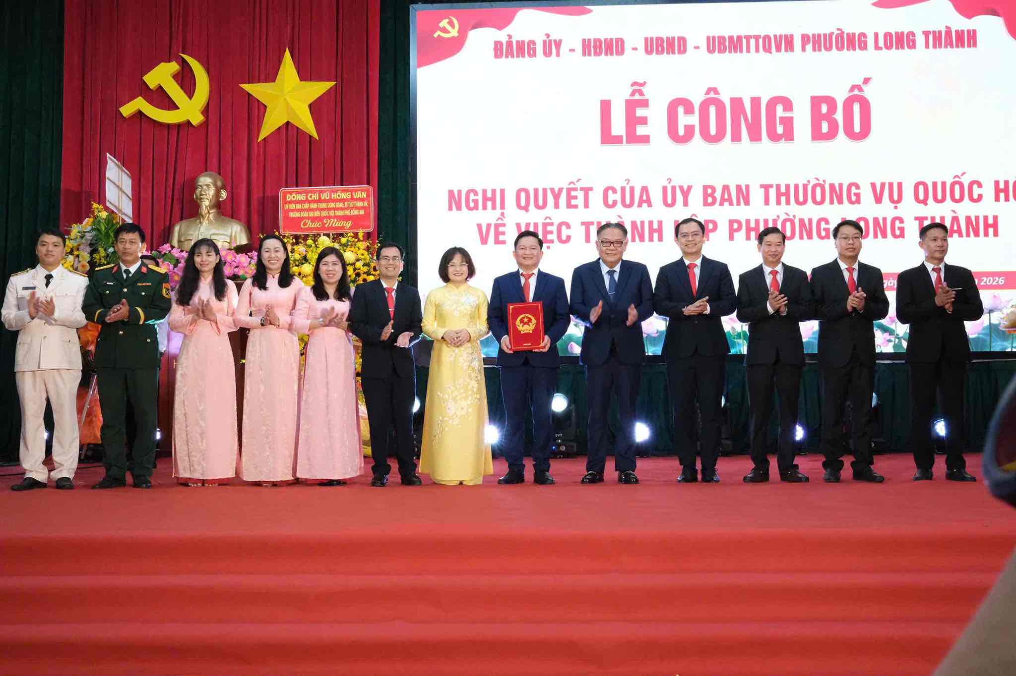 Lễ công bố nghị quyết của Ủy ban Thường vụ Quốc hội về việc thành lập phường Long Thành. Ảnh: HAC