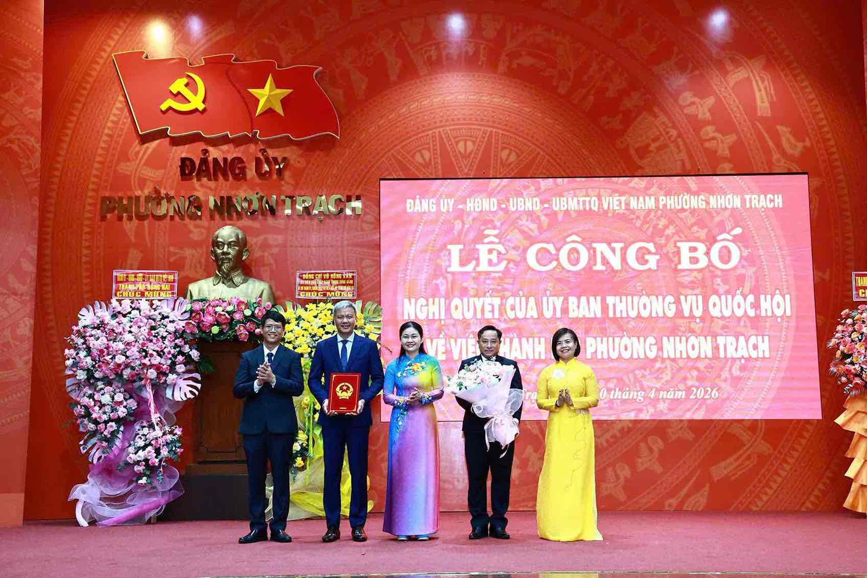 Lễ công bố nghị quyết của Ủy ban Thường vụ Quốc hội về việc thành lập phường Nhơn Trạch. Ảnh: HAC