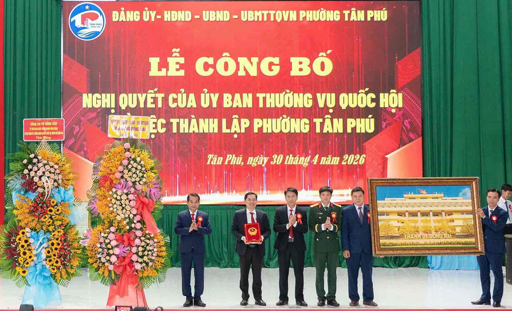 Lễ công bố nghị quyết của Ủy ban Thường vụ Quốc hội về việc thành lập phường Tân Phú. Ảnh: Như Quỳnh