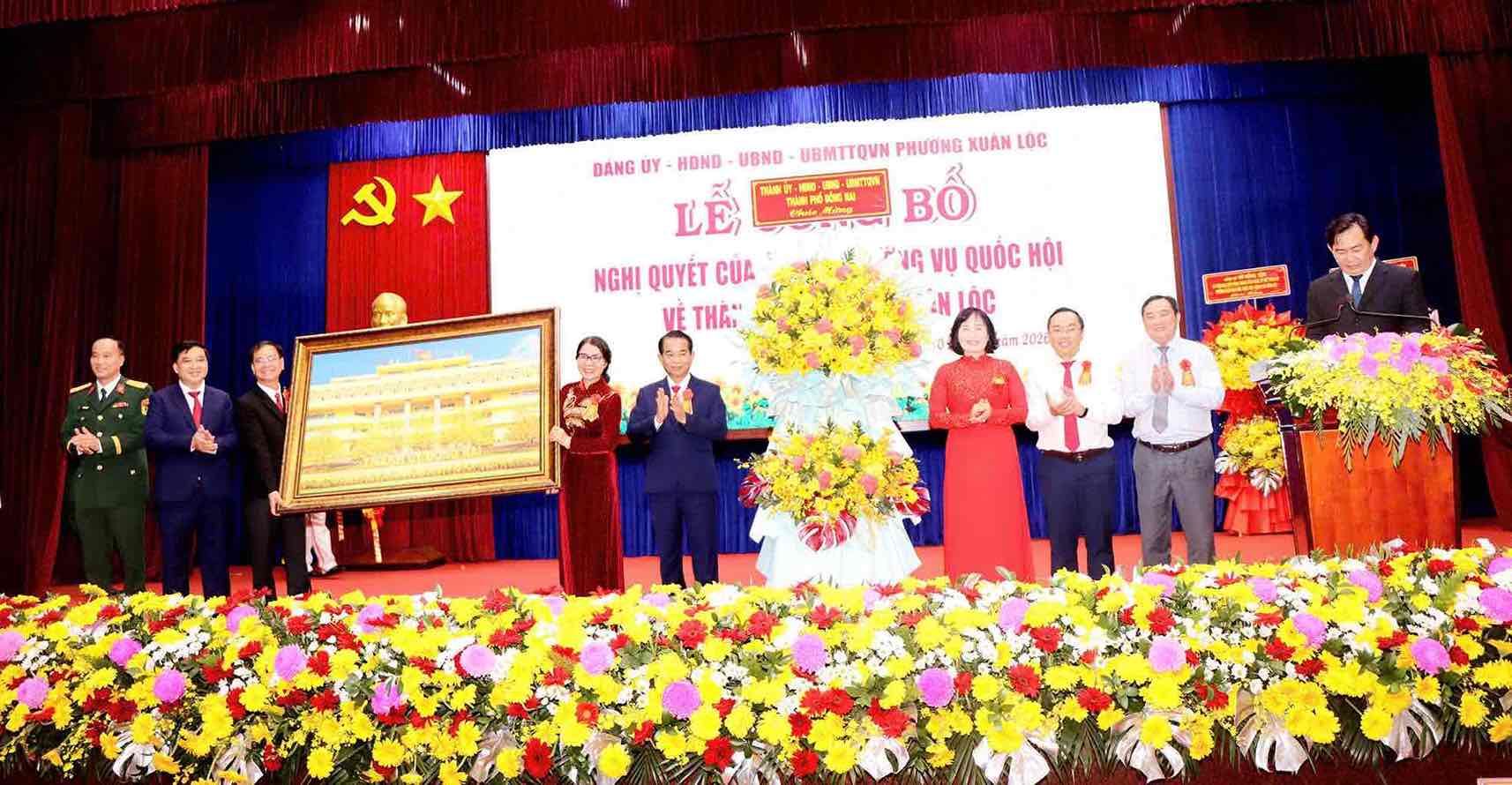 Lễ công bố nghị quyết của Ủy ban Thường vụ Quốc hội về việc thành lập phường Xuân Lộc. Ảnh: HAC