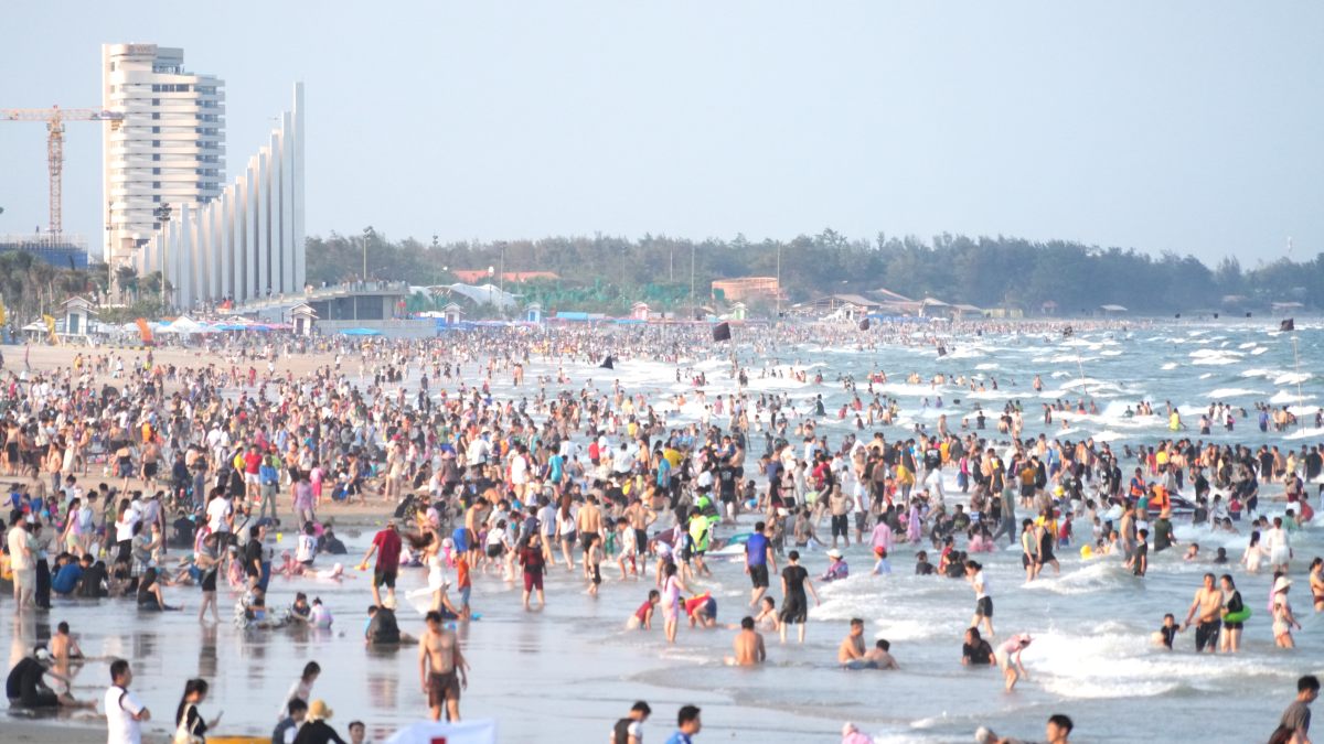 Bai Sau area (HCMC) is often crowded with tourists swimming in the sea during holidays. Photo: Thanh An